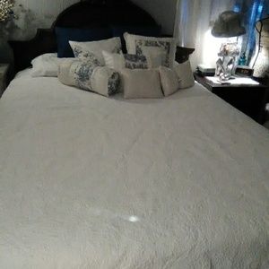 Gorgeous Crispy white Quilt by Martha Stewart